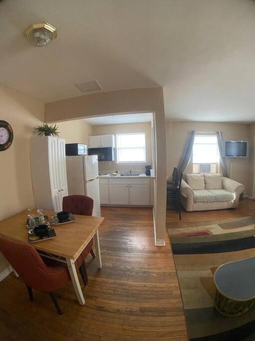 Private One-Bedroom 8 -Directly Across From Beach St. Pete Beach Eksteriør billede