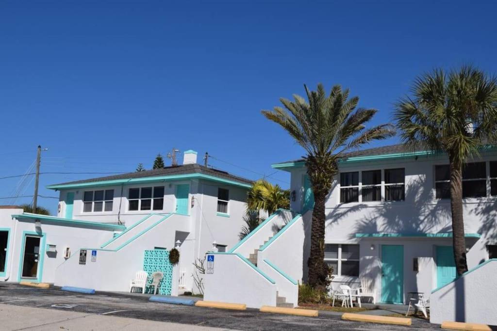 Private One-Bedroom 8 -Directly Across From Beach St. Pete Beach Eksteriør billede