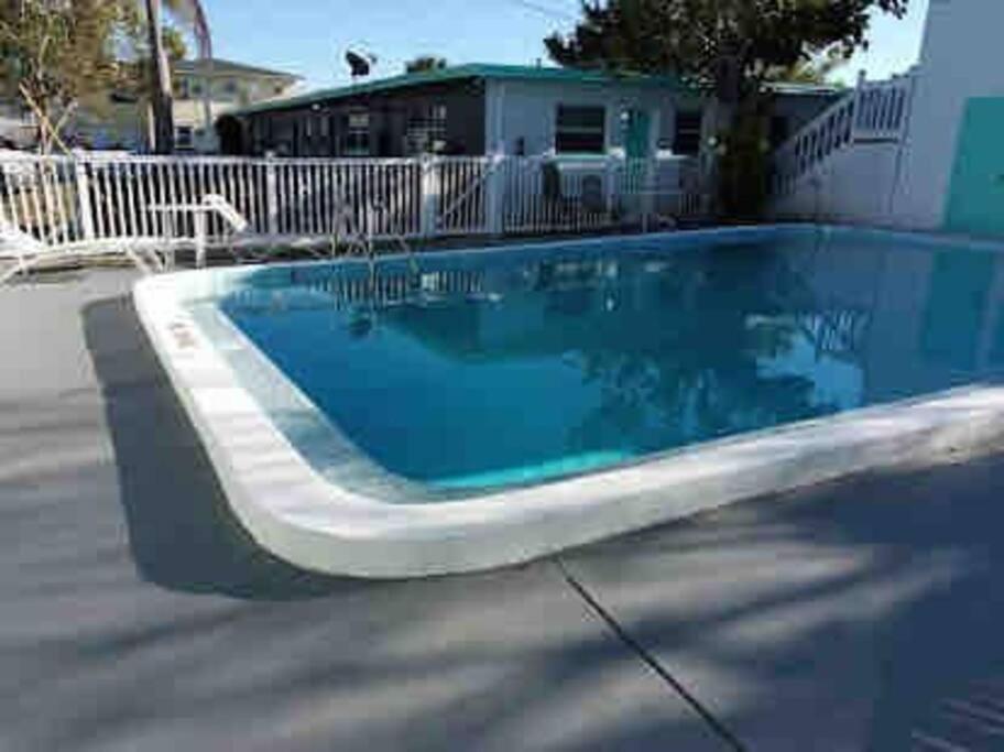 Private One-Bedroom 8 -Directly Across From Beach St. Pete Beach Eksteriør billede